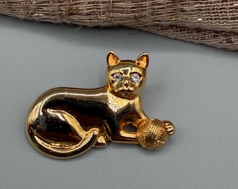 Vintage Gold Cat Brooch, Playful Kitten Yarn Ball Pin, Whimsical Animal Jewelry