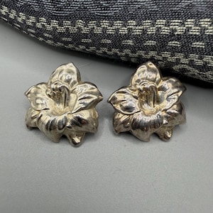 Vintage Silver Hibiscus Flower Earrings | Detailed Botanical Studs | Elegant Statement Jewelry