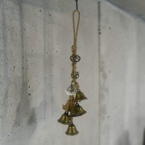 Op de afbeelding: Een set van drie keramische mokken met een gespikkelde, matte afwerking. De mokken zijn in tinten crème, lichtgrijs en donkergrijs. Elke mok heeft een eenvoudig, minimalistisch ontwerp, perfect voor koffie of thee.