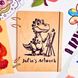 Gepersonaliseerde kinderkunstbinder dinosaurus, opbergmap kunstwerken, houten kunstopberger voor kinderen, aangepaste naam aandenkenboek