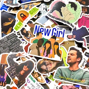 Può includere: Un set di tre tazze in ceramica con finitura opaca e macchiettata. Le tazze sono nei toni del crema, grigio chiaro e grigio scuro. Ogni tazza ha un design semplice e minimalista.