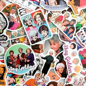 Può includere: Un set di tre tazze in ceramica con finitura opaca e macchiettata. Le tazze sono nei toni del crema, grigio chiaro e grigio scuro. Ogni tazza ha un design semplice e minimalista e un manico arrotondato.