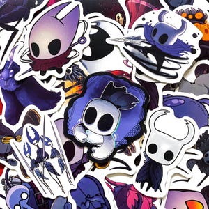 Puede incluir: Una taza de cerámica blanca con un asa negra y el texto "But First, Coffee" en negro, en negrita. La taza está sobre una superficie de madera.