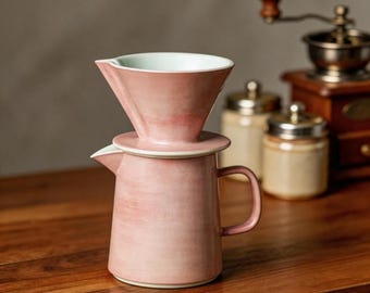 Handgemaakte sakuraroze keramiek opgietkoffieset, ambachtelijke druppelaar