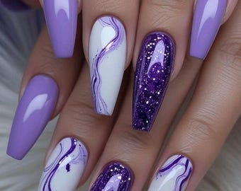 Uñas postizas de mármol morado tipo ataúd / Uñas postizas con purpurina y remolino de lavanda