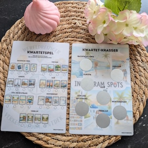 Op de afbeelding: Twee reisspellen met Nederlandse tekst, met illustraties van verschillende reisbestemmingen. Eén kaart is een "Wereldreiziger Kwartetspel" en de andere een "Kwartet-Kras"-spel. De kaarten liggen op een geweven mat met een roze zeeschelp en bloemen.