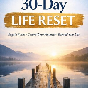 Peut inclure: Couverture de livre avec le titre "The 30-Day Life Reset" en blanc et bleu marine sur un coup de pinceau doré. L'image présente une jetée en bois s'étendant dans un lac au coucher du soleil, avec le texte "Regain Focus, Control Your Finances, Rebuild Your Life."