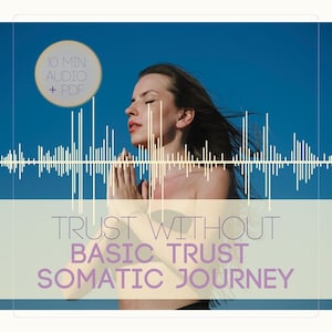 Könnte beinhalten: Ein Set aus drei Keramikbechern mit gesprenkelter, matter Oberfläche. Die Becher sind in den Farbtönen Creme, Hellgrau und Dunkelgrau gehalten. Jeder Becher hat ein schlichtes, minimalistisches Design, ideal für Kaffee oder Tee.