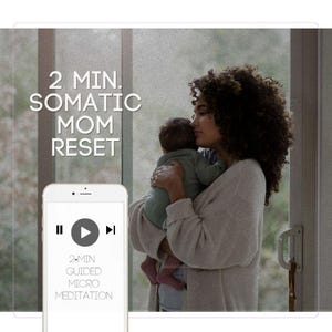 Puede incluir: Un teléfono inteligente que muestra una interfaz de reproductor multimedia con el texto 2-MIN GUIDED MICRO MEDITATION. De fondo, el texto 2 MIN. SOMATIC MOM RESET sobre una persona de cabello rizado que sostiene a un bebé junto a una ventana.