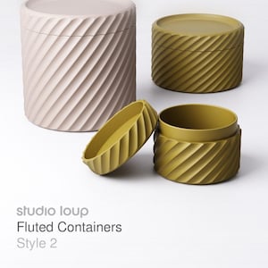 Könnte beinhalten: Drei geriffelte Behälter in einem Studio-Setting. Einer ist hellrosa, die anderen beiden olivgrün. Die Behälter haben ein Spiraldesign und Deckel. Der Text auf dem Bild lautet "studio loup Fluted Containers Style 2."