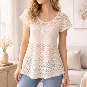 Puede incluir: Top de crochet color crema con cuello redondo y mangas cortas. El top presenta un corpiño ajustado y un dobladillo acampanado calado. La modelo lleva vaqueros azules. Una adición elegante a cualquier guardarropa.