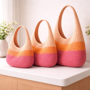 Puede incluir: Una taza de cerámica blanca con un asa negra y el texto "But First, Coffee" en negrita negra. La taza está llena de un líquido oscuro, probablemente café, y se encuentra sobre una superficie clara.