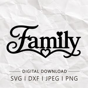 Può includere: Un design grafico nero che presenta la parola Family in un carattere corsivo stilizzato. La lettera i è sormontata da un piccolo cuore e un cuore più grande è integrato nell'ornamento inferiore. Il testo sottostante recita DIGITAL DOWNLOAD SVG | DXF | JPEG | PNG.
