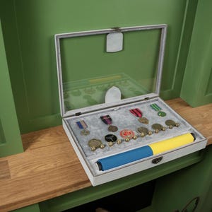 A3ミリタリーシャドーボックス、彫刻2箇所、チャレンジコイン用スロット6箇所、ロール状の国旗デザイン