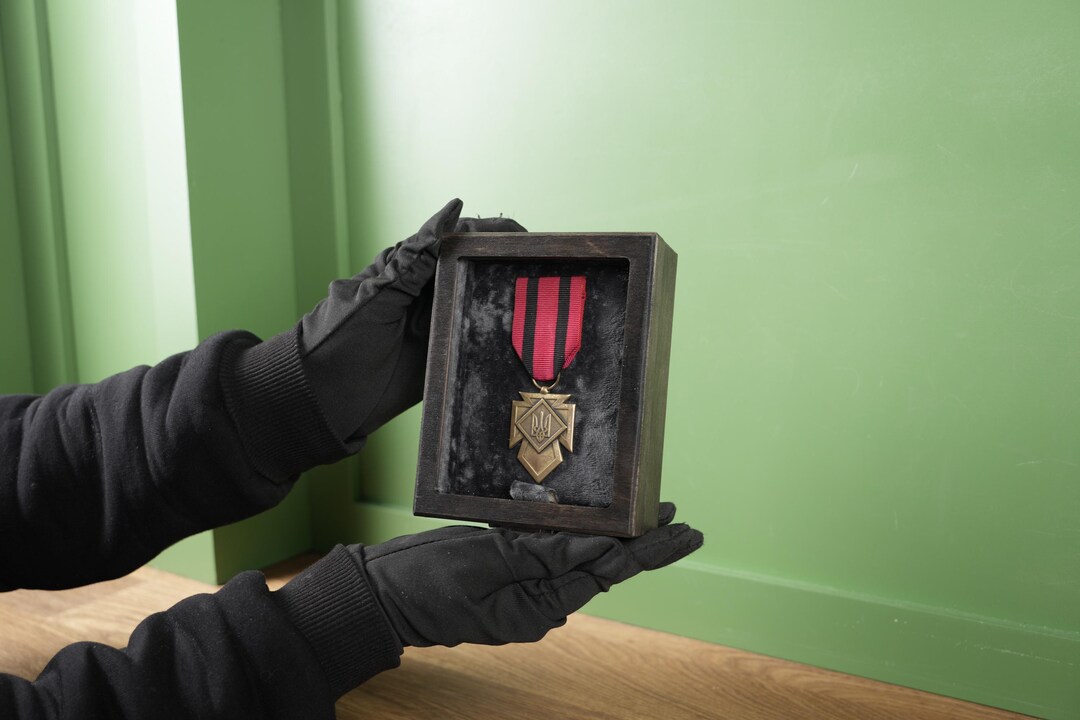 Single Medal Display Case, Compact Military Shadow Box, Chocolate ...