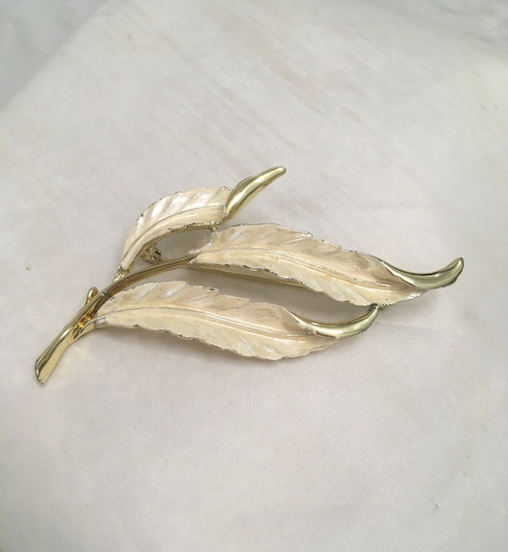 Vintage 1950’s Coro Brooch 3 Feathers White Enamel