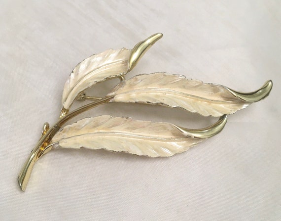 Vintage 1950’s Coro Brooch 3 Feathers White Enamel - image 2