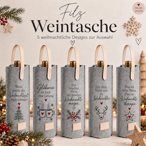 Könnte beinhalten: Fünf graue Filz-Weintaschen mit hellen Tragegriffen, jede mit individuellen schwarzen und roten weihnachtlichen Texten und Motiven bedruckt. Die Aufschriften umfassen Sprüche wie 'Wein macht die Weihnachtszeit noch schöner'.
