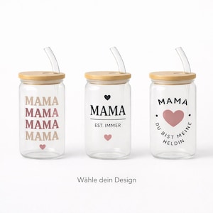 May include: Three clear glass tumblers with bamboo lids and glass straws. The first features the word MAMA in repeating colors with a small heart. The second says MAMA EST. IMMER with hearts. The third says MAMA DU BIST MEINE HELDIN with a heart.