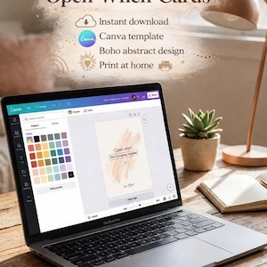 Könnte beinhalten: Ein Laptop zeigt eine Canva-Vorlage für "Open When"-Karten mit einem Boho-Abstrakt-Design. Der Bildschirm zeigt eine Karte mit dem Text "Open when You're feeling stressed." Es gibt auch eine Sukkulente, ein Notizbuch und eine Schreibtischlampe.