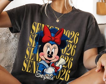 Camiseta de graduación Disney vintage de Mickey y sus amigos personalizada con nombre, camiseta Disney Grad Squad, camiseta Disney Grad, Clase de 2026, regalo para graduado