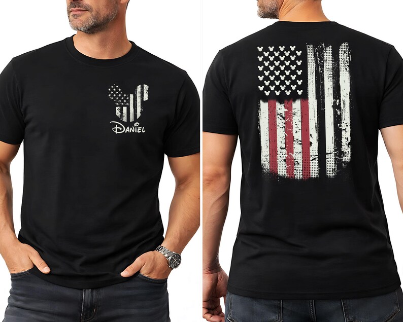 K&ouml;nnte beinhalten: Schwarzes T-Shirt mit einem verblassten amerikanischen Flaggen-Design auf dem R&uuml;cken und einer von Mickey Mouse inspirierten Flagge auf der Vorderseite. Das Frontdesign enth&auml;lt den Namen "Daniel". Das T-Shirt ist kurz&auml;rmelig.