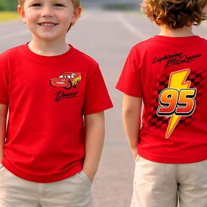 Pu&ograve; includere: Un set di tre tazze in ceramica con finitura opaca e macchiettata. Le tazze sono nei toni del crema, grigio chiaro e grigio scuro. Ogni tazza ha un design semplice e minimalista.