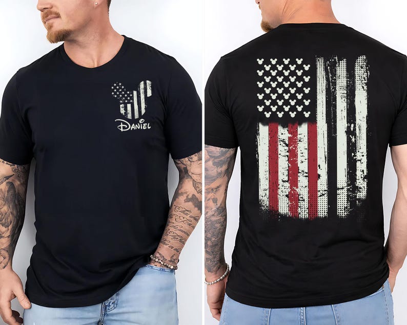 K&ouml;nnte beinhalten: Schwarzes T-Shirt mit einem verblassten amerikanischen Flaggen-Design auf dem R&uuml;cken und einer Mickey Mouse-Themenflagge auf der Vorderseite. Das Frontdesign enth&auml;lt den Namen "Daniel". Das T-Shirt hat einen Rundhalsausschnitt.