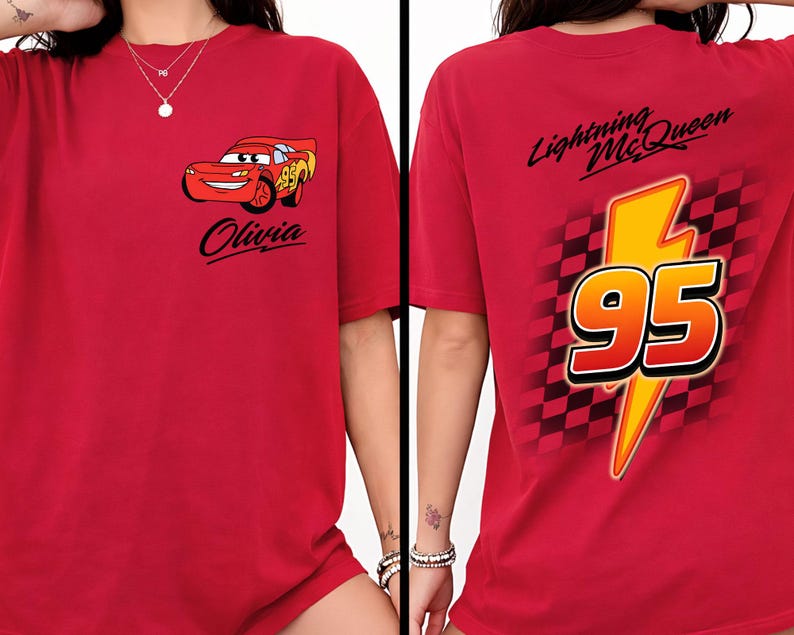 Pu&ograve; includere: T-shirt rossa con Lightning McQueen del film Cars. La parte anteriore mostra il personaggio e il nome "Olivia". Il retro mostra un fulmine giallo con il numero "95" e la scritta "Lightning McQueen".