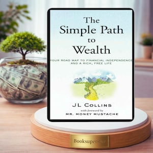 Może przedstawiać: Książka zatytułowana "The Simple Path to Wealth" na białym i drewnianym stojaku. Okładka zawiera tekst i akwarelową ilustrację ścieżki. Autorem jest JL Collins, ze wstępem Mr. Money Mustache. Małe drzewko w szklanej misce wypełnionej pieniędzmi znajduje się w tle.
