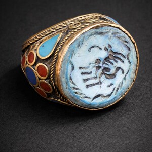 Puede incluir: Juego de tres tazas de cerámica con un esmalte moteado de color crema. Cada taza presenta un diseño floral pintado a mano en tonos azules, verdes y amarillos. Las tazas tienen una forma simple y redondeada y un asa.