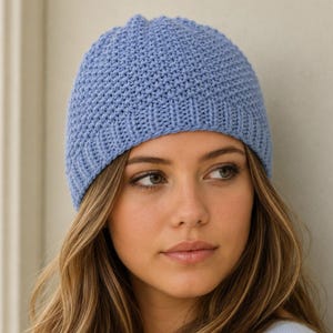 Peut inclure: Un bonnet bleu pervenche doté d'un motif en relief texturé sur tout le corps principal et d'une bande en tricot côtelé le long du bord inférieur. Le bonnet est conçu avec une couronne arrondie et s'ajuste parfaitement autour de la tête.