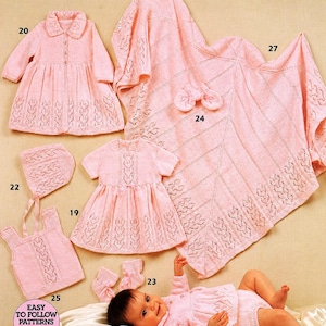 Può includere: Una collezione di vestiti rosa per neonati lavorati a maglia, tra cui un vestito, un cappello, scarpine, una coperta e un top. Gli articoli presentano un motivo a foglie decorative. L'immagine include anche un bambino con un completo abbinato.