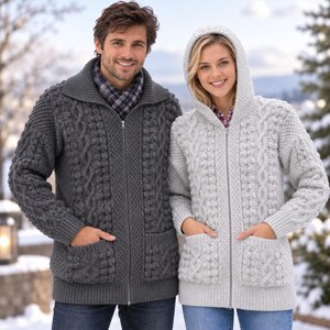 Peut inclure: Un gilet zippé gris anthracite avec un motif en tricot torsadé et un gilet à capuche zippé gris clair présentant un motif en tricot torsadé assorti. Les deux gilets comprennent des poches avant, des poignets côtelés et une fermeture éclair.