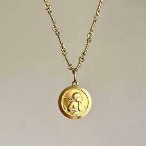 Vintage 18K Yellow Gold Raphael Cupid Medallion Charm Pendant 2.2g Valentine image 2