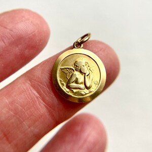 Vintage 18K Yellow Gold Raphael Cupid Medallion Charm Pendant 2.2g Valentine image 4