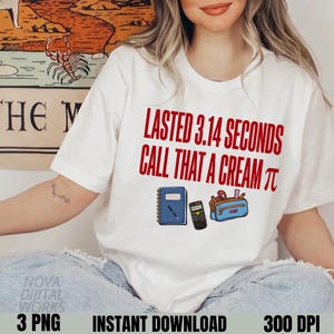 Puede incluir: Una camiseta blanca con texto rojo que dice Lasted 3.14 seconds call that a cream pi. Debajo del texto hay ilustraciones de un cuaderno de espiral azul con un bolígrafo negro, una calculadora científica negra y un estuche azul con útiles.