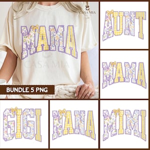 Puede incluir: Camiseta color crema con la palabra "MAMA" en un estampado floral y de cuadros, delineada en morado. Diseños adicionales incluyen "AUNT", "GIGI", "NANA" y "MIMI" en estilos similares. Cada palabra tiene un lazo amarillo.