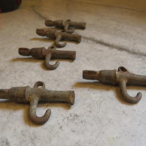 Puede incluir: Una taza de cerámica blanca con asa negra y el texto "But First, Coffee" en negrita negra. La taza se encuentra sobre un fondo neutro, resaltando su diseño sencillo.