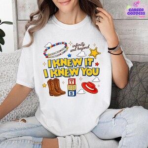 Camiseta de amistad "Lo sabía, te conocía", camiseta con estampado de botas de vaquera, camiseta moderna de Toy Story 5, camiseta "Tienes un amigo en mí" imagen 2