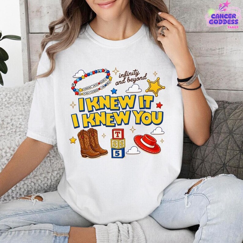 Camiseta de amistad "Lo sabía, te conocía", camiseta con estampado de botas de vaquera, camiseta moderna de Toy Story 5, camiseta "Tienes un amigo en mí" imagen 2