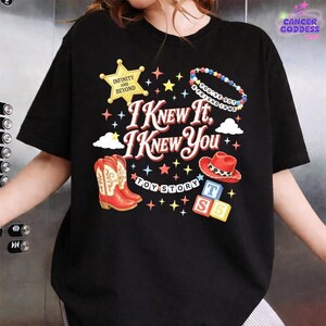 I Knew It I Knew You Shirt, Toy Story 5 Movie Tee, Retro Cowgirl Boots Shirts, Western Coquette Graphic Top, Toy Story Land Family Outfits afbeelding 3