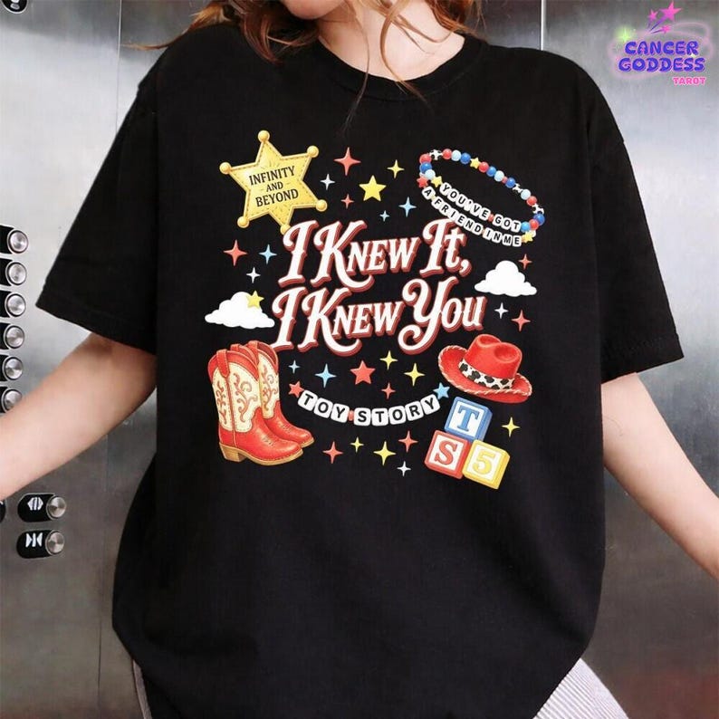I Knew It I Knew You Shirt, Toy Story 5 Movie Tee, Retro Cowgirl Boots Shirts, Western Coquette Graphic Top, Toy Story Land Family Outfits afbeelding 3