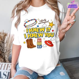 Camiseta de amistad "Lo sabía, te conocía", camiseta con estampado de botas de vaquera, camiseta moderna de Toy Story 5, camiseta "Tienes un amigo en mí" imagen 1