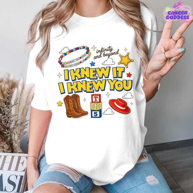 Camiseta de amistad "Lo sabía, te conocía", camiseta con estampado de botas de vaquera, camiseta moderna de Toy Story 5, camiseta "Tienes un amigo en mí" imagen 1