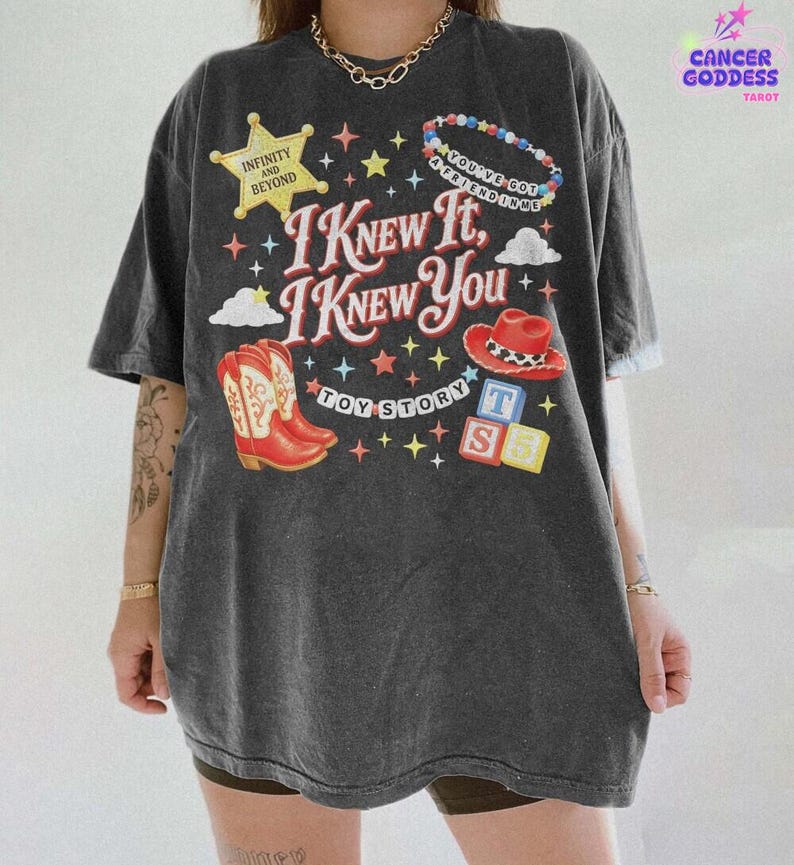 I Knew It I Knew You Shirt, Toy Story 5 Movie Tee, Retro Cowgirl Boots Shirts, Western Coquette Graphic Top, Toy Story Land Family Outfits afbeelding 1