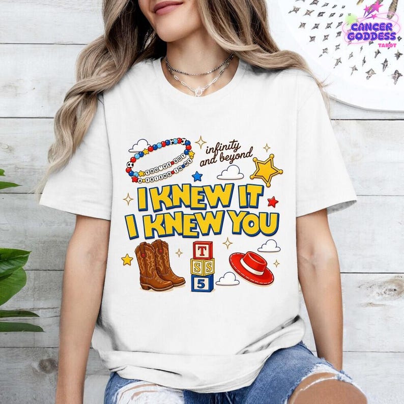 Camiseta de amistad "Lo sabía, te conocía", camiseta con estampado de botas de vaquera, camiseta moderna de Toy Story 5, camiseta "Tienes un amigo en mí" imagen 3