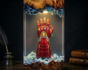 Diorama de metal con traje de superhéroe, lámpara de noche, lámpara de resina con diseño de superhéroe de cómics, temática de guantes y piedras de poder, regalo para él, decoración de habitación.