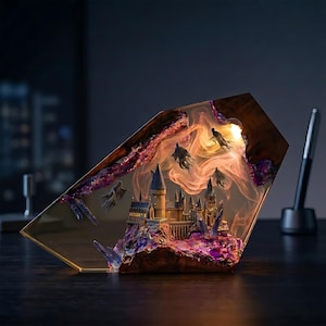 Luminária de resina estilo Castelo Mágico, feita à mão com resina epóxi e madeira, decoração fantástica com fantasmas, presente exclusivo para amantes de filmes de fantasia.