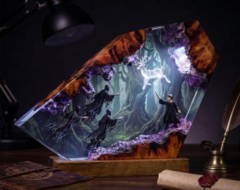 Lámpara de resina con forma de poderoso mago, escena de espectros encapuchados oscuros y ciervo en el bosque sagrado, luz nocturna de fantasía para fans del cine y los libros.